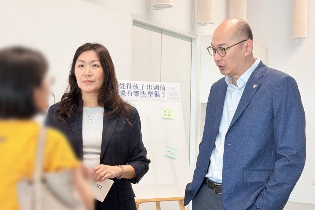 Tiasio 藤希 創辦人於講座後與家長交談